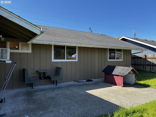 2385 19TH St, Florence, OR 97439