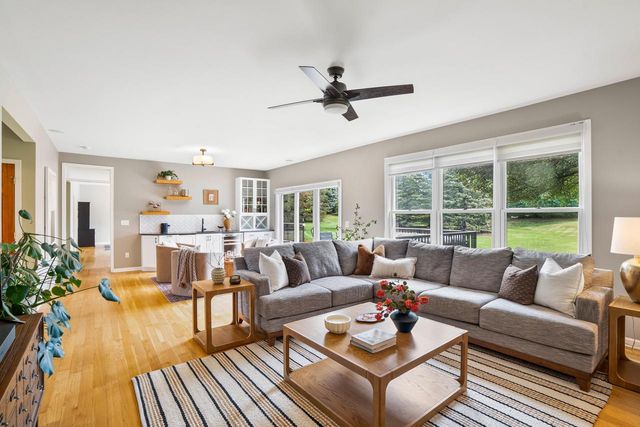 215 E Beechwood COURT, Mequon, WI 53092