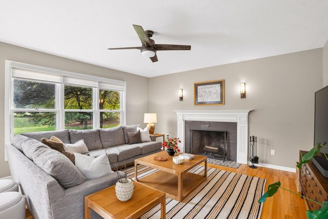 215 E Beechwood COURT, Mequon, WI 53092