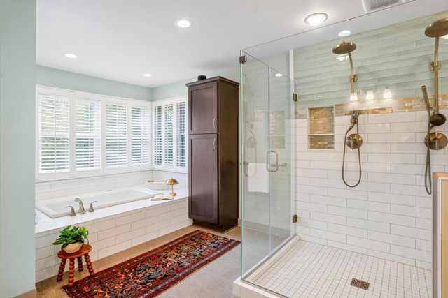 215 E Beechwood COURT, Mequon, WI 53092