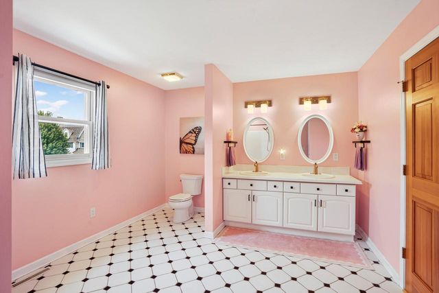 215 E Beechwood COURT, Mequon, WI 53092