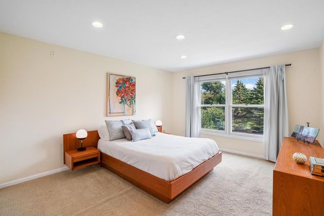 215 E Beechwood COURT, Mequon, WI 53092