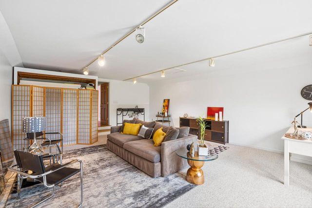 215 E Beechwood COURT, Mequon, WI 53092