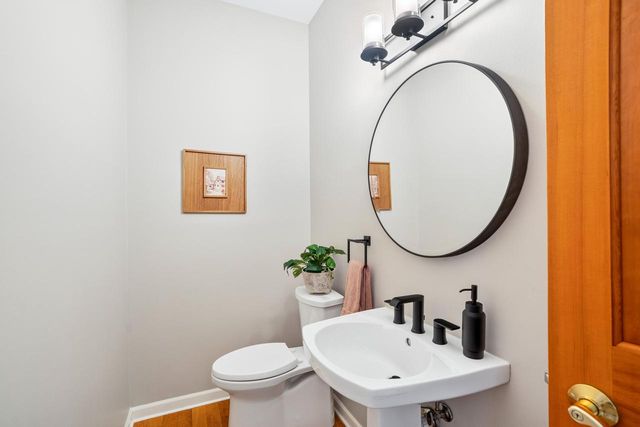 215 E Beechwood COURT, Mequon, WI 53092