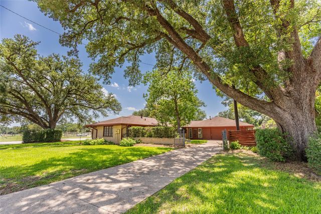 322 E O'bryant Street, Bellville, TX 77418