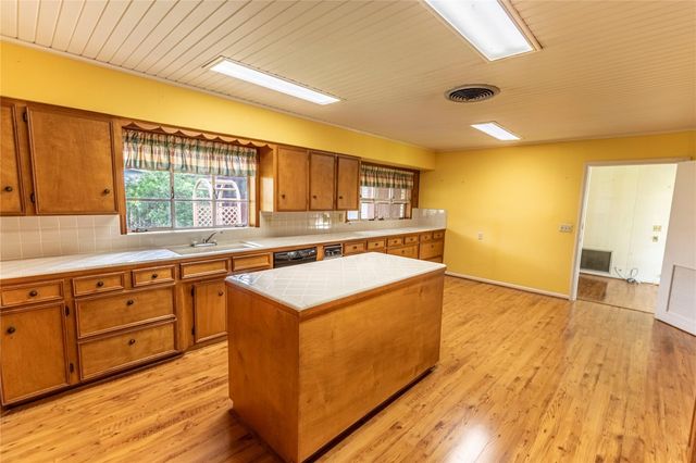 322 E O'bryant Street, Bellville, TX 77418