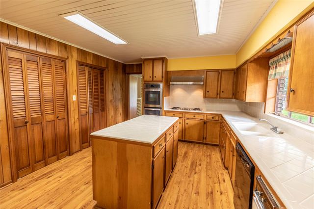 322 E O'bryant Street, Bellville, TX 77418
