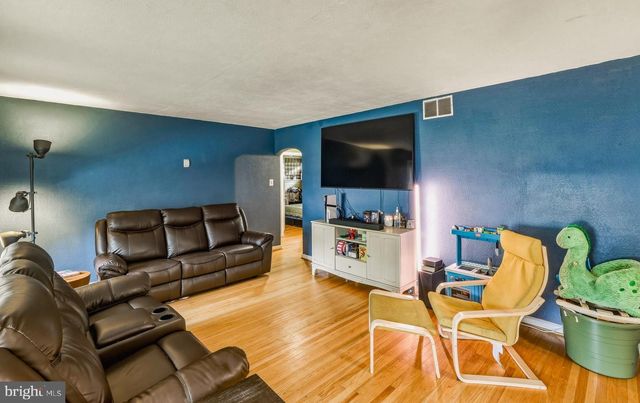 5 SUNSET DR, Voorhees, NJ 08043