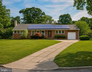 5 SUNSET DR, Voorhees, NJ 08043