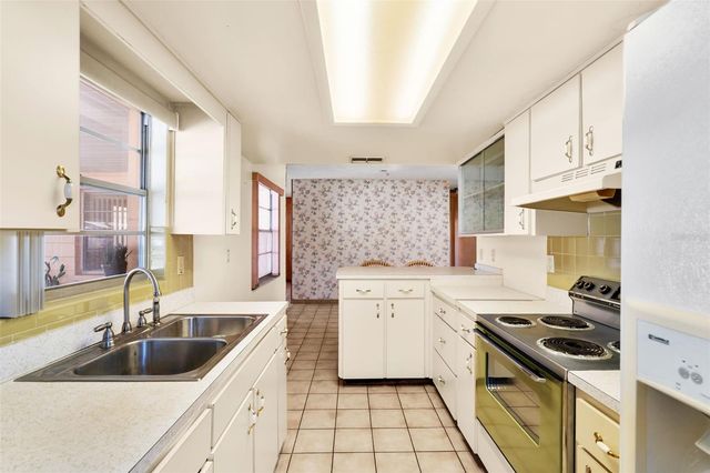 7307 N ALBANY AVENUE, Tampa, FL 33604