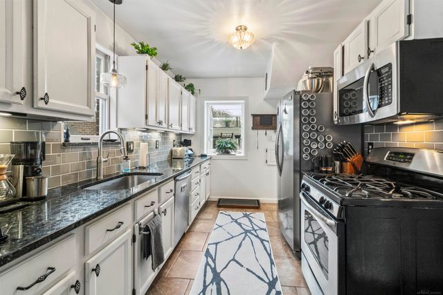 1985 Country Club Drive Drive, Grosse Pointe Woods, MI 48236