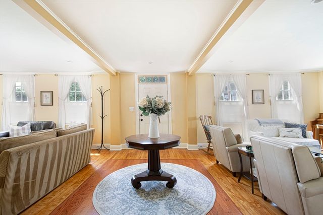 99 W Main St, Westborough, MA 01581