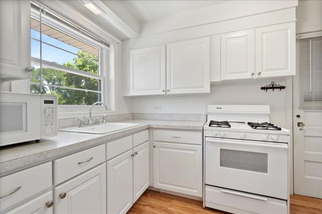 12 N Home Avenue 2W, Park Ridge, IL 60068