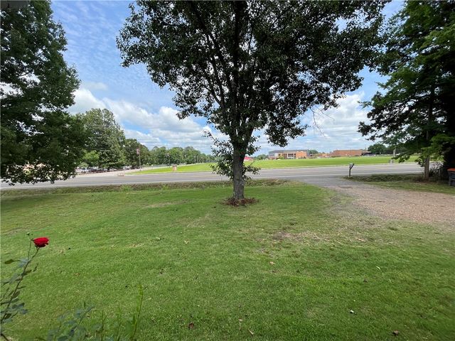 1904 S Knoxville Avenue, Russellville, AR 72802
