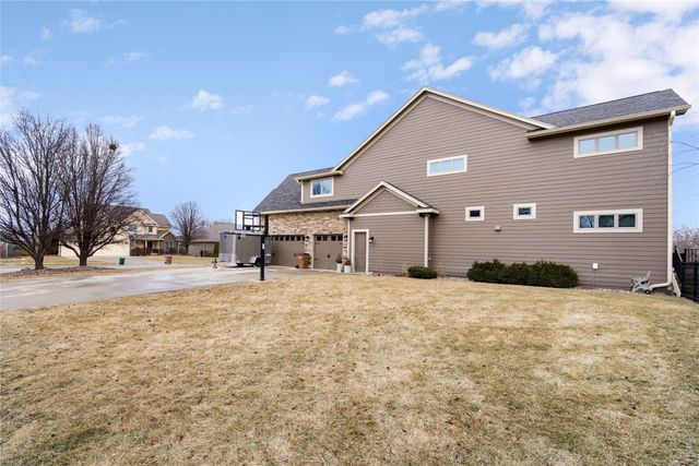 9136 Wooded Point Drive, Johnston, IA 50131