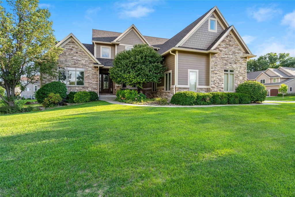 9136 Wooded Point Drive, Johnston, IA 50131