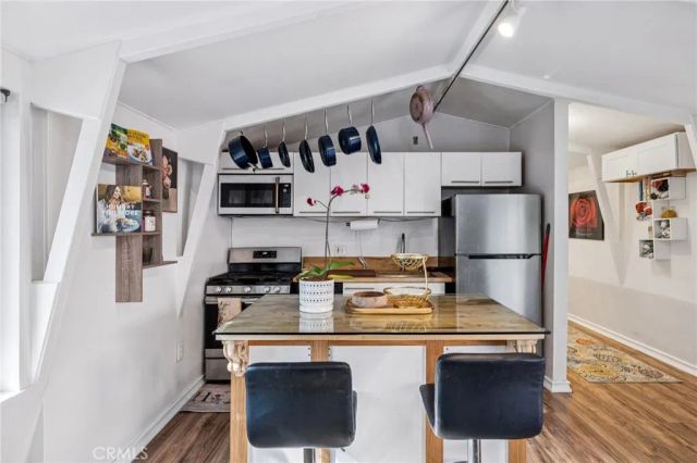 2041 N Beverly Glen Boulevard, Los Angeles, CA 90077