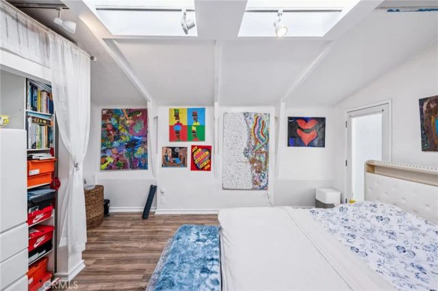 2041 N Beverly Glen Boulevard, Los Angeles, CA 90077