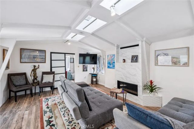 2041 N Beverly Glen Boulevard, Los Angeles, CA 90077