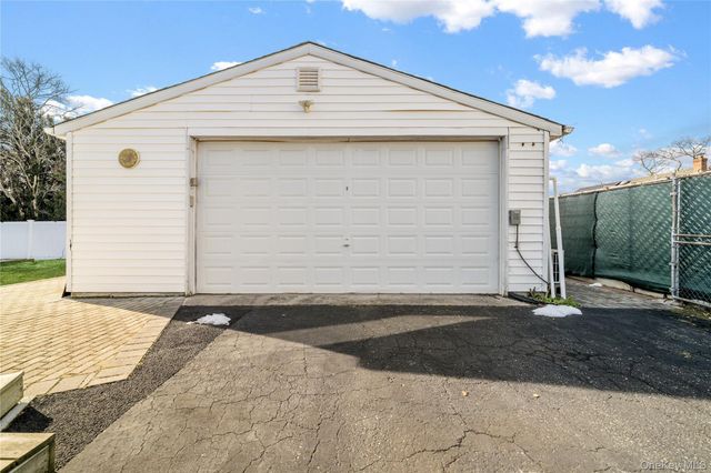 46 Creighton Avenue, Lake Ronkonkoma, NY 11779