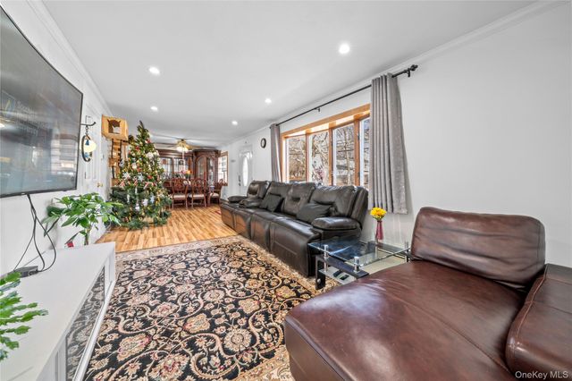 46 Creighton Avenue, Lake Ronkonkoma, NY 11779