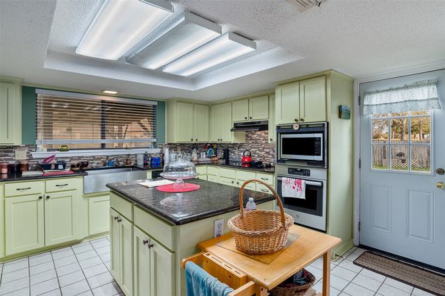 7327 S Lakeshore Drive, Shreveport, LA 71119