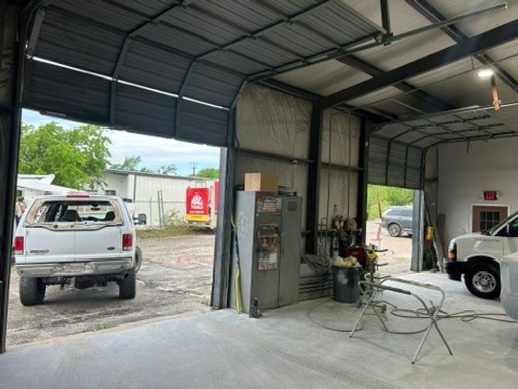 1570 N Main St, Joshua, TX 76058 — exterior