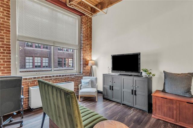 308 W 8th Street 303, Kansas City, MO 64105
