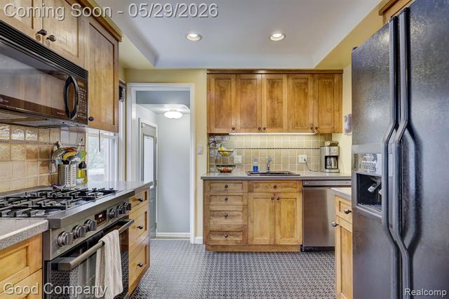 10074 Lincoln Drive, Huntington Woods, MI 48070