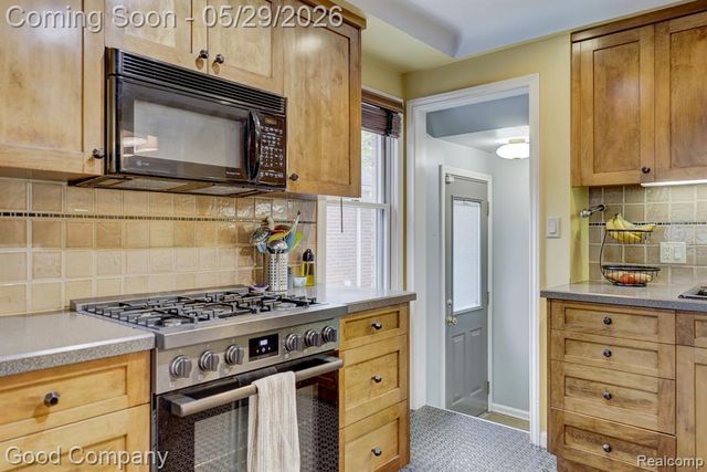 10074 Lincoln Drive, Huntington Woods, MI 48070
