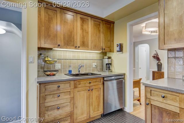 10074 Lincoln Drive, Huntington Woods, MI 48070