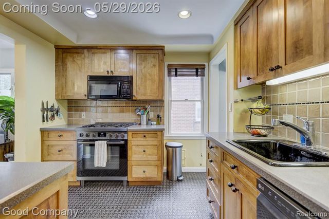 10074 Lincoln Drive, Huntington Woods, MI 48070