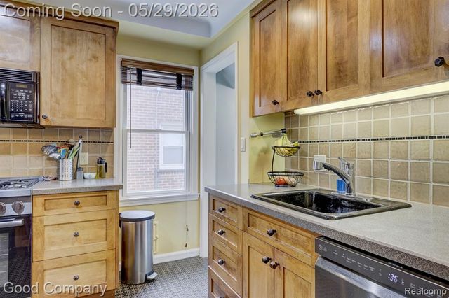 10074 Lincoln Drive, Huntington Woods, MI 48070