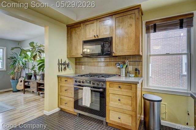 10074 Lincoln Drive, Huntington Woods, MI 48070