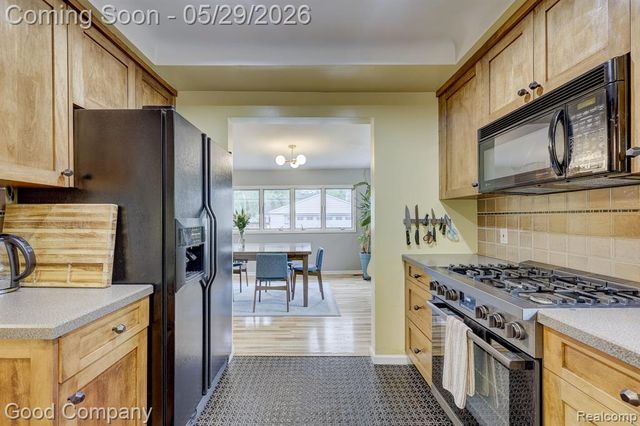 10074 Lincoln Drive, Huntington Woods, MI 48070