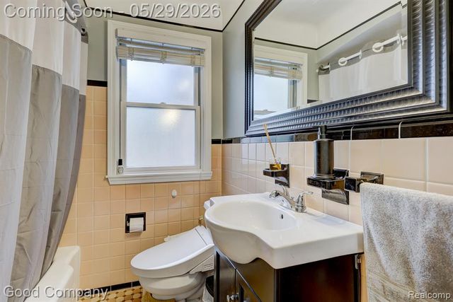 10074 Lincoln Drive, Huntington Woods, MI 48070