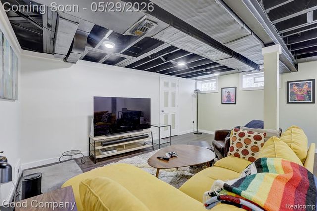 10074 Lincoln Drive, Huntington Woods, MI 48070