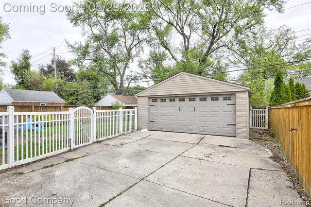 10074 Lincoln Drive, Huntington Woods, MI 48070