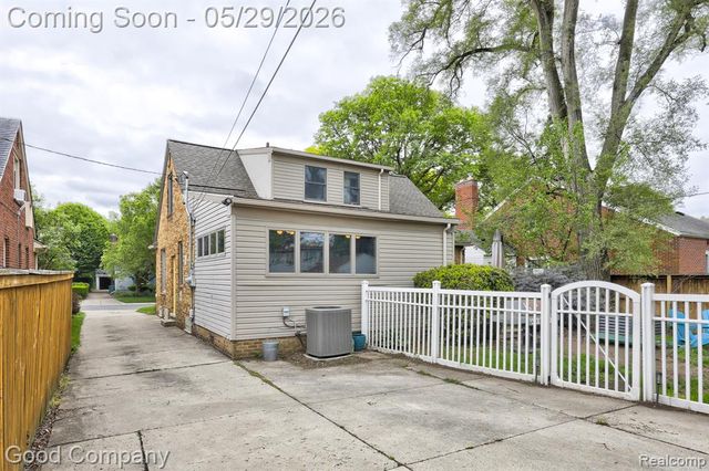 10074 Lincoln Drive, Huntington Woods, MI 48070