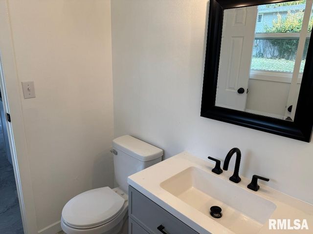 5821 N GRACELAND Drive, Peoria, IL 61614