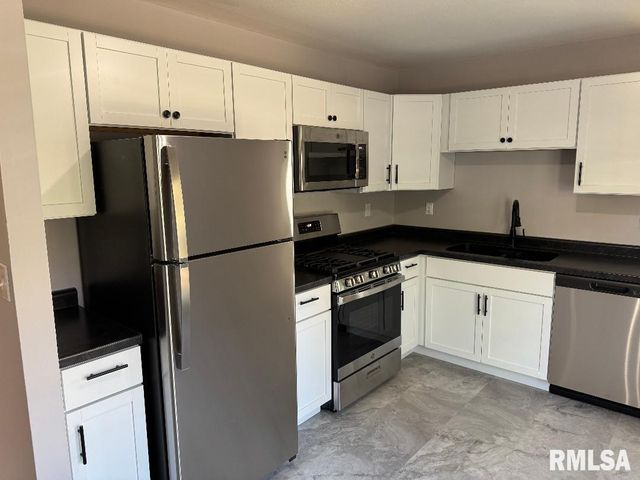 5821 N GRACELAND Drive, Peoria, IL 61614