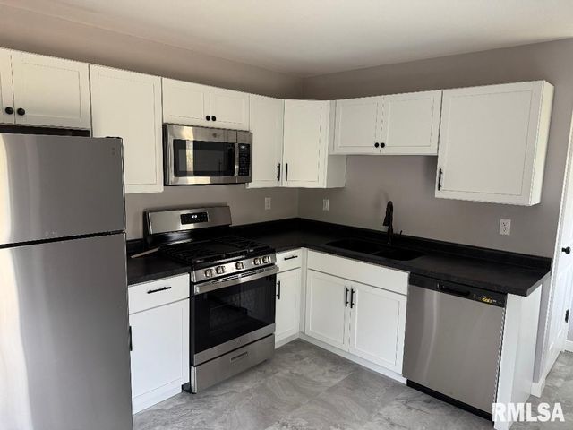 5821 N GRACELAND Drive, Peoria, IL 61614