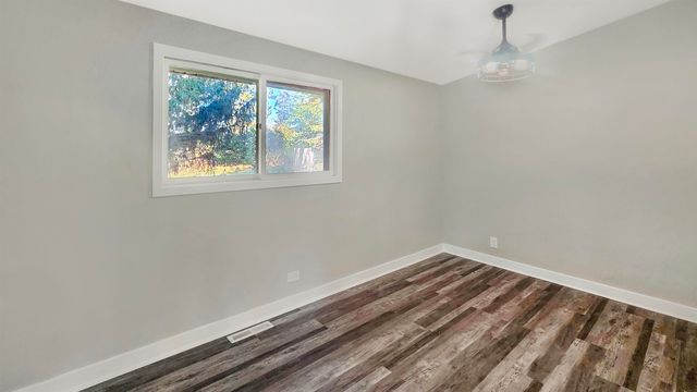 113 Island View Drive, Waverly, IA 50677