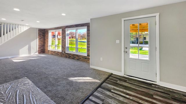 113 Island View Drive, Waverly, IA 50677