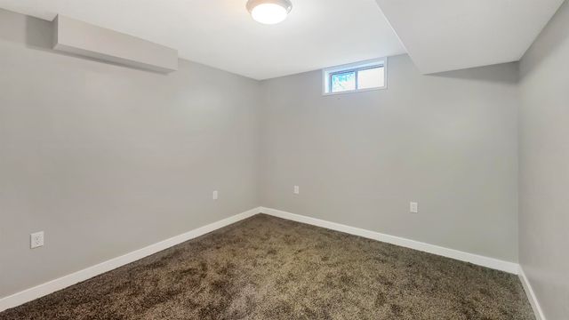 113 Island View Drive, Waverly, IA 50677