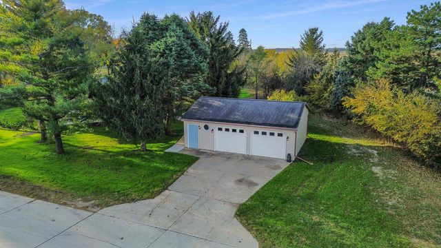 113 Island View Drive, Waverly, IA 50677