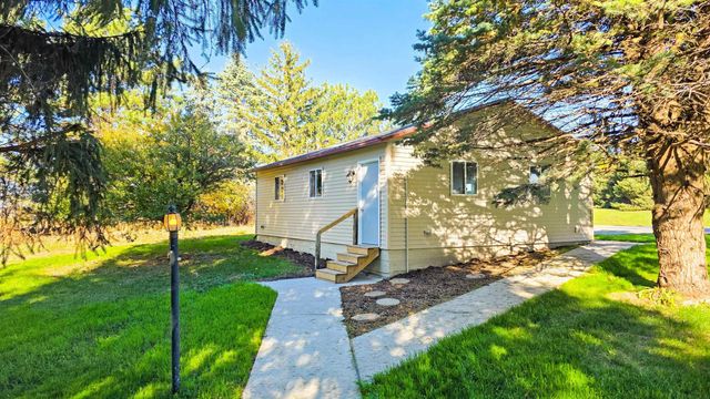 113 Island View Drive, Waverly, IA 50677