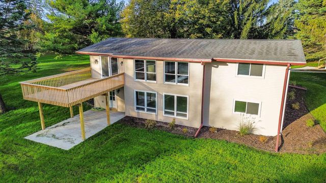 113 Island View Drive, Waverly, IA 50677