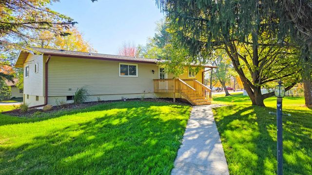 113 Island View Drive, Waverly, IA 50677
