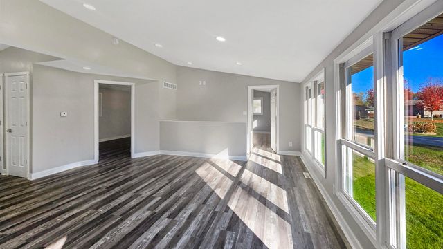 113 Island View Drive, Waverly, IA 50677